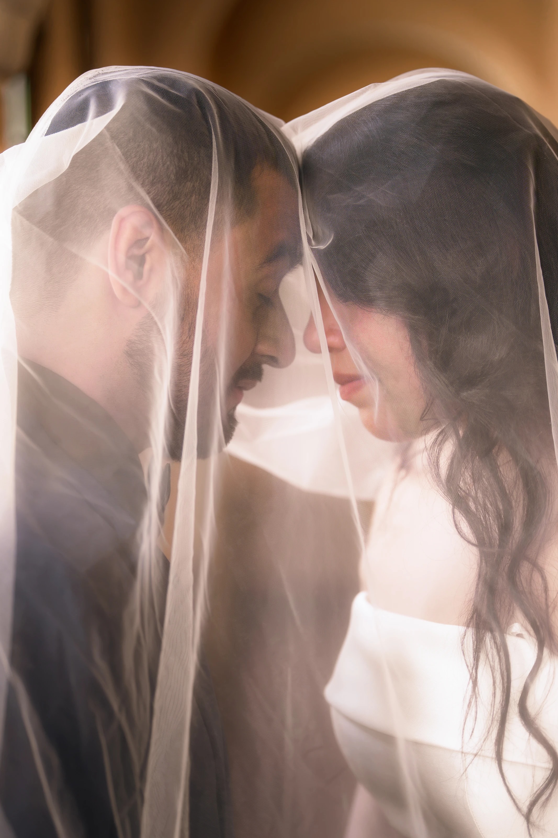 Los novios juntan la frente bajo el velo