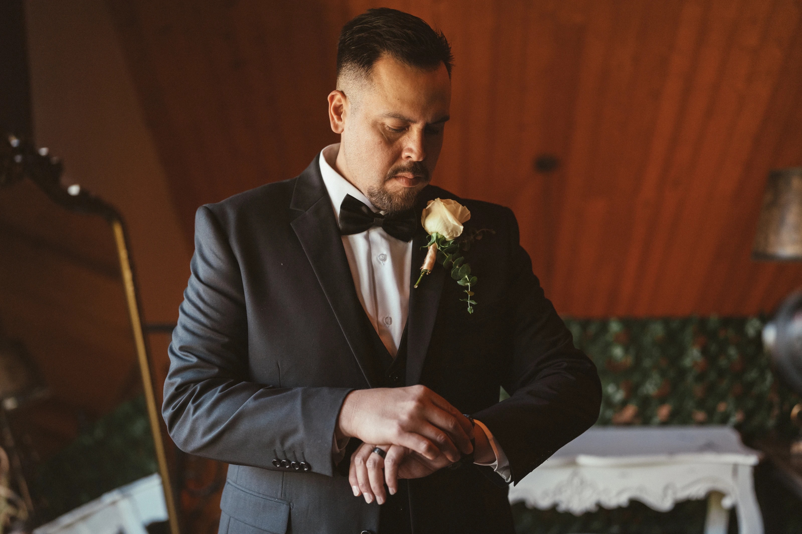 El novio revisa su reloj antes de la ceremonia